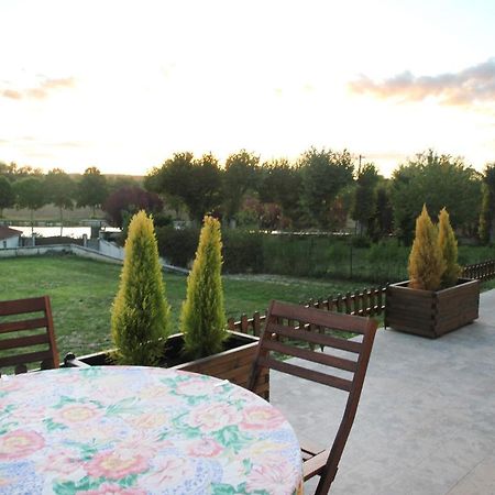 La Maison Et Son Jardin Sur Le Canal De Bourgogne Ravieres Esterno foto