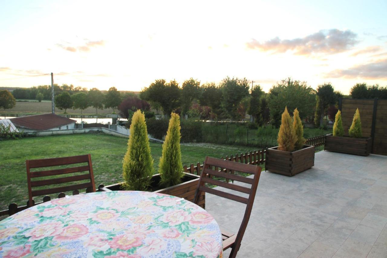 La Maison Et Son Jardin Sur Le Canal De Bourgogne Ravieres Esterno foto