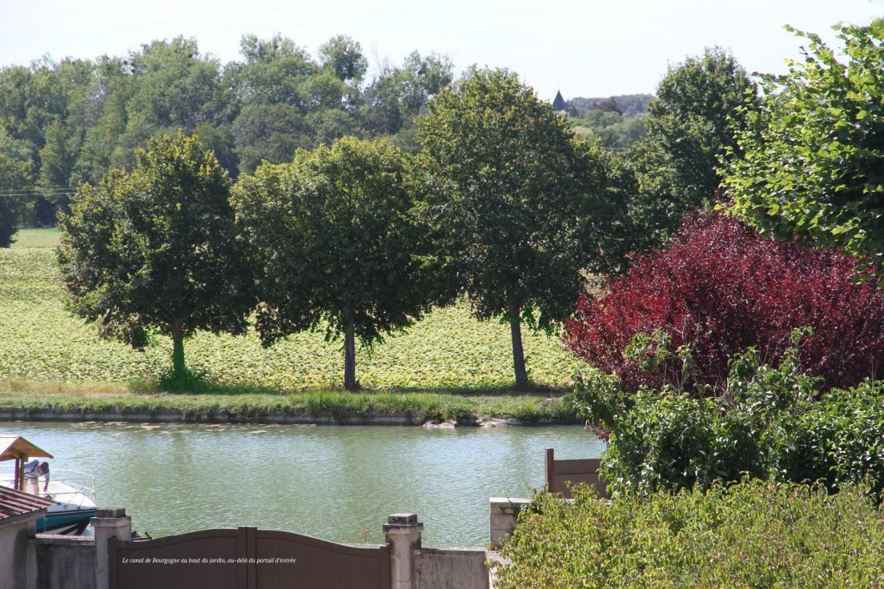 La Maison Et Son Jardin Sur Le Canal De Bourgogne Ravieres Esterno foto
