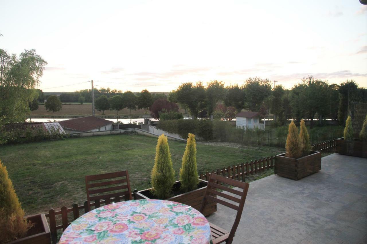 La Maison Et Son Jardin Sur Le Canal De Bourgogne Ravieres Esterno foto